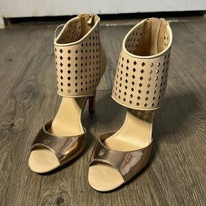 Taylor’s Says Heels SIZE 8